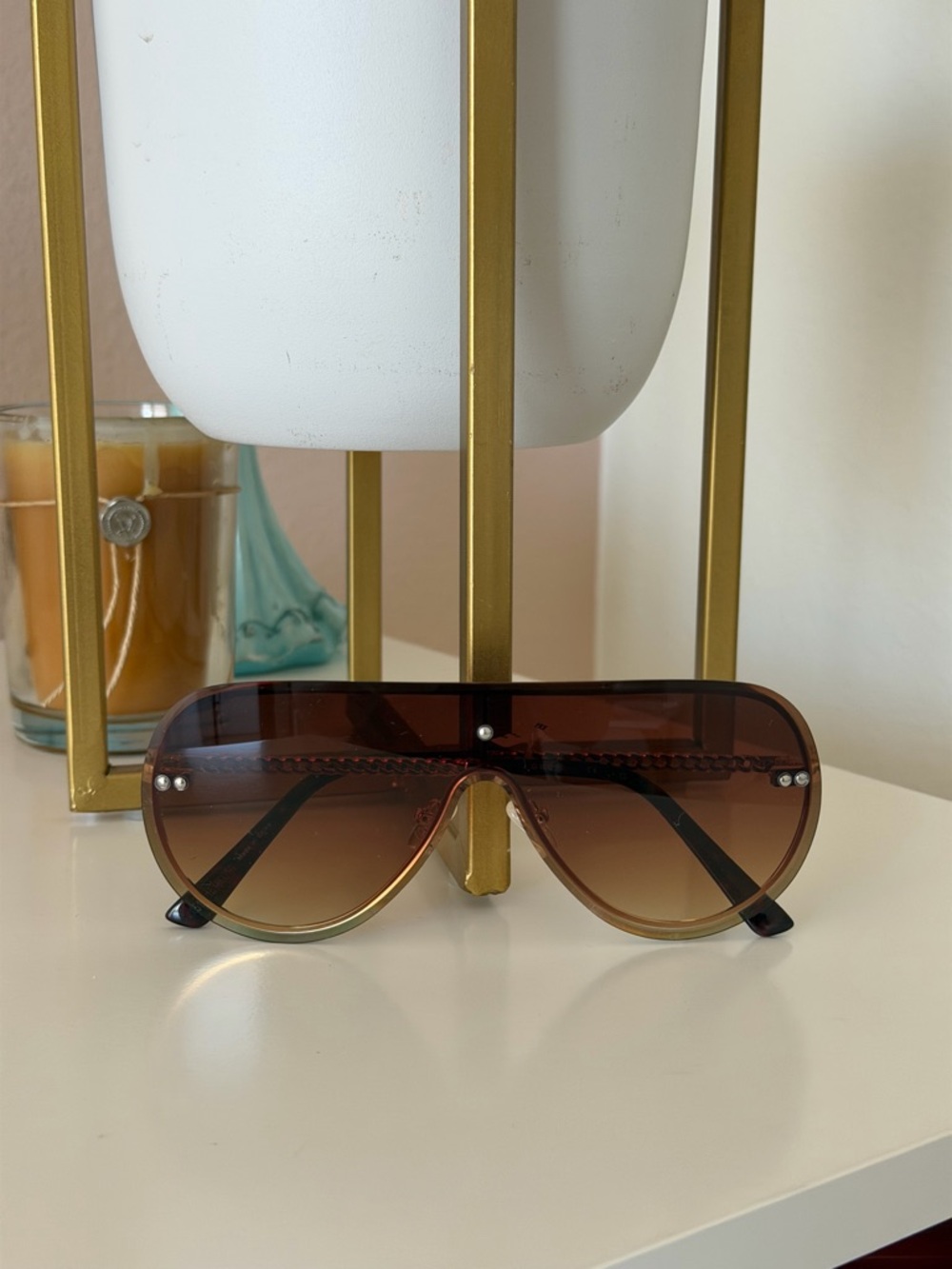 GUESS Women’s Oversized Shield Sunglasses – Gold Tone Chain Detail Temples
